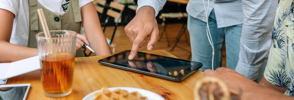 Αγνώριστοι φίλοι που χρησιμοποιούν tablet σε καφετέρια - Φωτογραφία, εικόνα