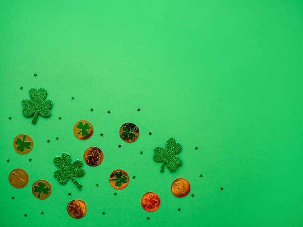 Dia de St. Patricks. O símbolo do feriado é uma folha verde de trevo e moedas de ouro.O feriado bugigangas. Tradições irlandesas - Foto, Imagem