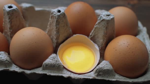 Uova fresche di pollo in scatola di cartone sul tavolo. Colpo di scivolo. - Filmati, video