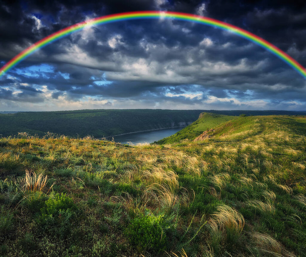 värikäs sateenkaari joen yli kanjoni. kevätaamu - Valokuva, kuva