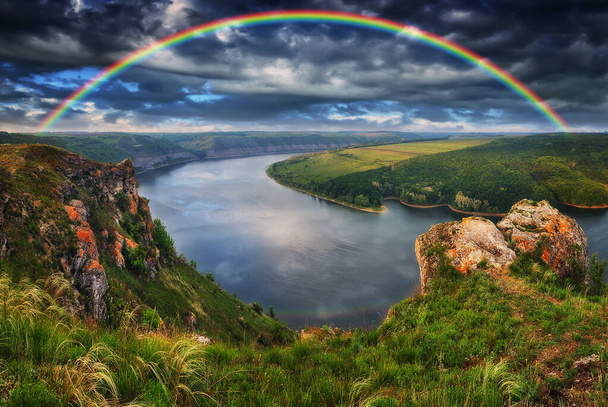 arco-íris colorido sobre o desfiladeiro do rio. manhã de primavera - Foto, Imagem