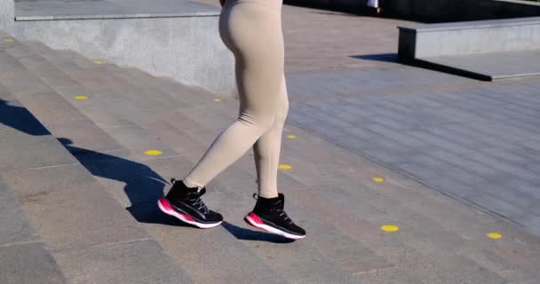 Cerrar piernas de mujer deportiva corriendo en escaleras de piedra.Alcanzar la meta.Entrenamiento - Imágenes, Vídeo