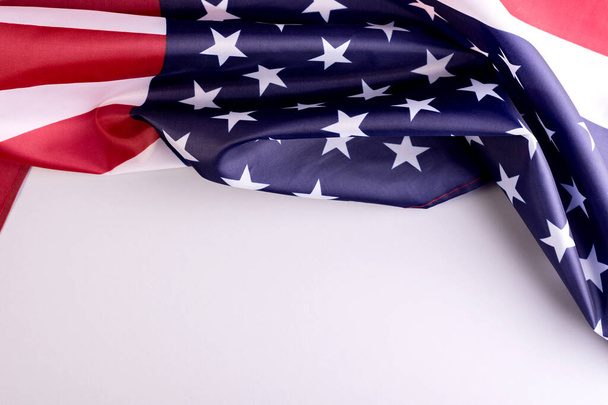 テキストのための空のスペースと灰色の背景にアメリカ国旗。独立記念日又は退役軍人の日の境界. - 写真・画像