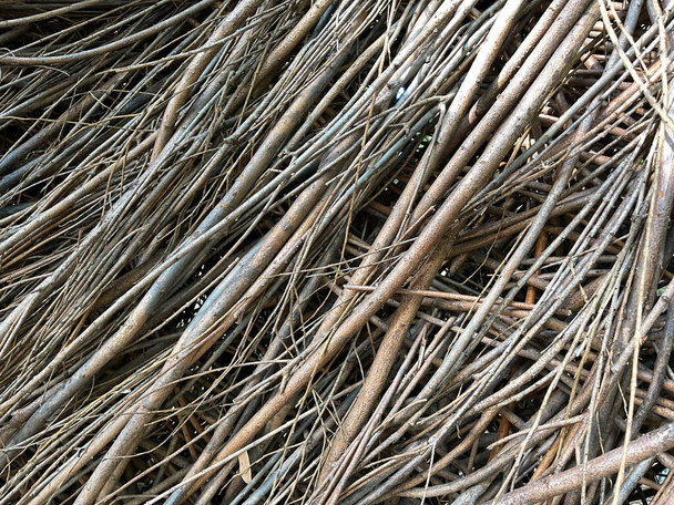 Een close-up van houten twijgen in diagonale lijnen die kunnen worden gebruikt als achtergrond. - Foto, afbeelding