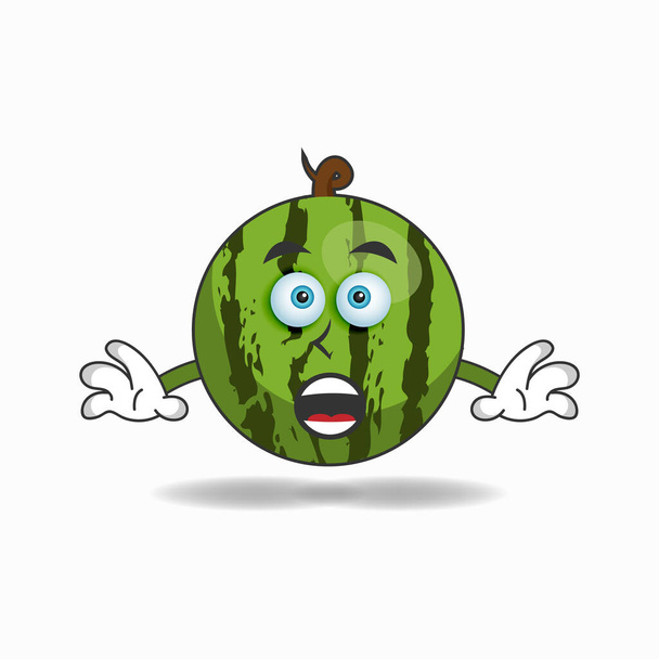 Wassermelonen-Maskottchen mit schockiertem Gesichtsausdruck. - Vektor, Bild