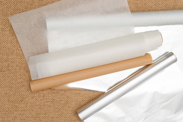 Diferentes tipos de papel para as necessidades de cozimento. Papel de pergaminho, folha, papel de cera close-up sobre fundo rústico, flat lay - Foto, Imagem