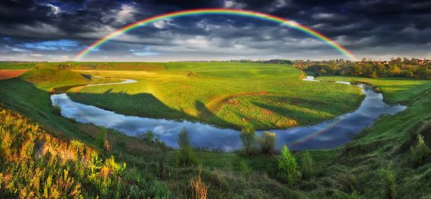 Paisaje con un arco iris en el río en primavera. mañana colorida - Foto, Imagen