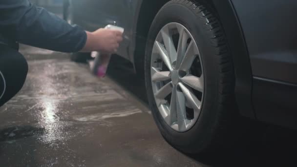Reiniging van aluminium wielen met speciale spuitreiniger, close-up. Carwash en onderhoud - Video