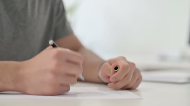 Manos de hombre ansioso atando a escribir en papel, de cerca - Metraje, vídeo