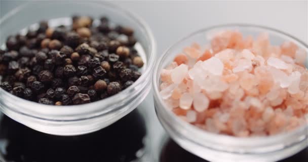 Peper en Himalaya zout in schaal Draaiend op tafel - Video