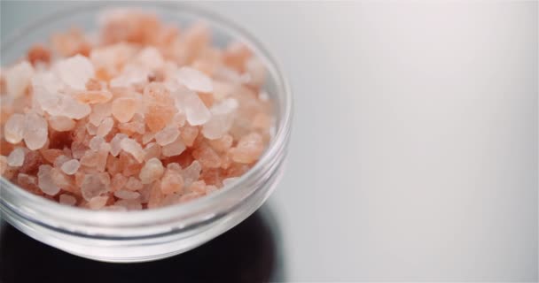Himálajská sůl v misce otáčí na stole - Záběry, video