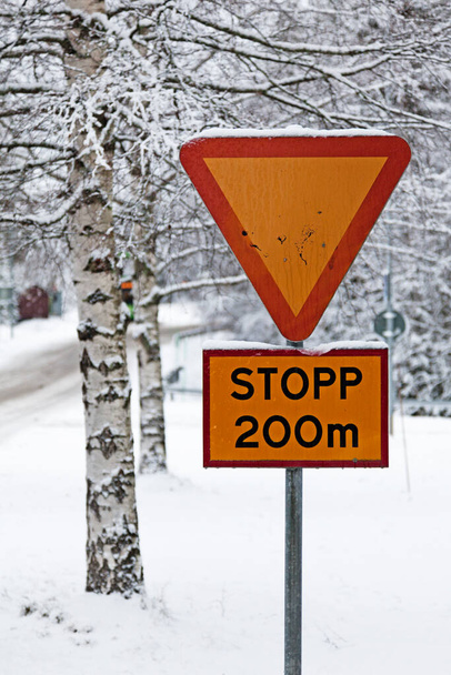 cartello stradale che significa dovere di cedere il passo e firmare con avviso di stop - Foto, immagini