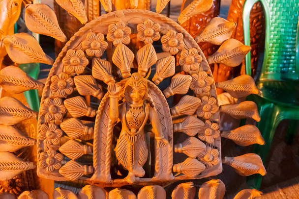 Індуїстський бог Шива в позі благословення, Терракотта виставляється в Крішнагарі, Надя, Західна Бенгалія, на продаж в Крамничому ярмарку в Колкаті. Найбільша в Азії промислова ярмарка. - Фото, зображення