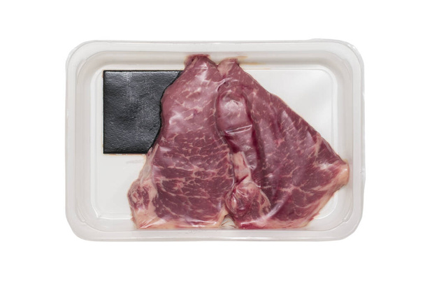 白い背景に隔離された真空密封されたパッケージの肉の大きい新鮮な部分。肉用密封包装. - 写真・画像