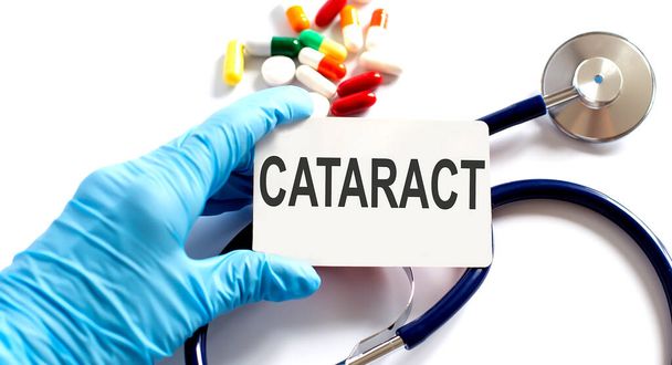 テキスト付きのカードATARACT電源、薬、聴診器。医学 - 写真・画像