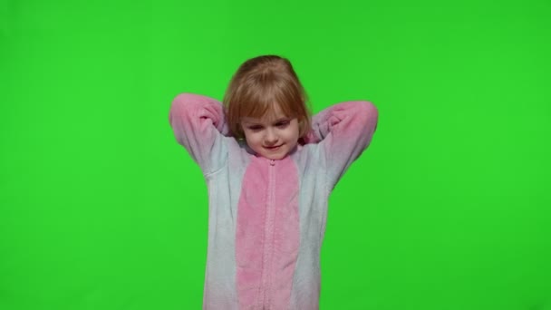 Lapsi tyttö yksisarvinen pyjama tehdä hassuja hauskoja kasvoja, pelleillä, osoittaa kielen chroma avain - Materiaali, video