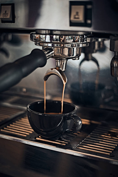 Máquina de café expreso trabajando con bar interior backgroun - Foto, Imagen