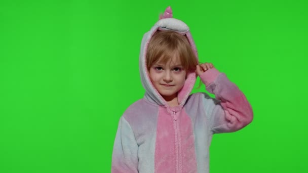 Κοριτσάκι με πιτζάμες μονόκερου να κάνει χαζές γκριμάτσες, να χαζολογάει, να δείχνει γλώσσα στο κλειδί της chroma - Πλάνα, βίντεο