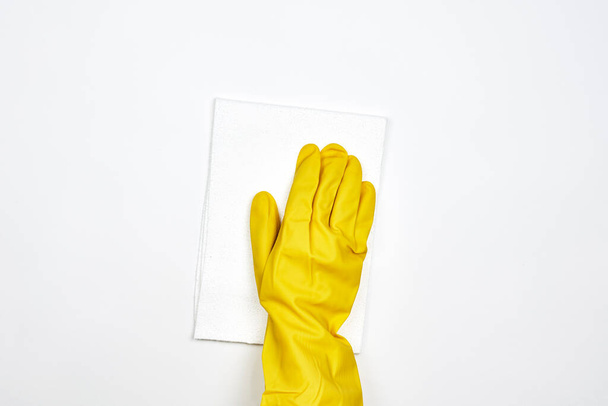 Limpieza de superficie brillante con toallita - Foto, Imagen