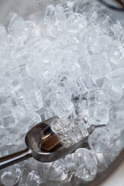 Eiswürfel in einem Eimer. Eisschaufel. Eiskugel auf dem Eiswürfelhintergrund, Draufsicht mit Kopierraum und Text. - Foto, Bild