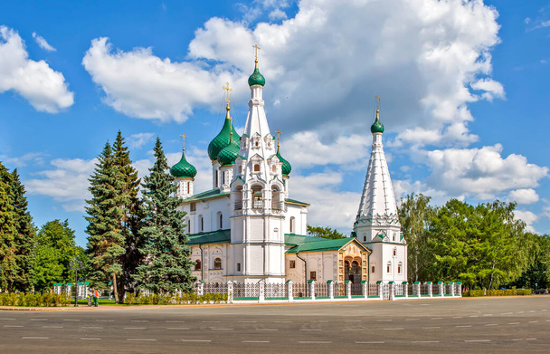 Iglesia de Elías el Profeta. Vista del templo desde la plaza soviética. Yaroslavl. Anillo de oro. Rusia - Foto, Imagen
