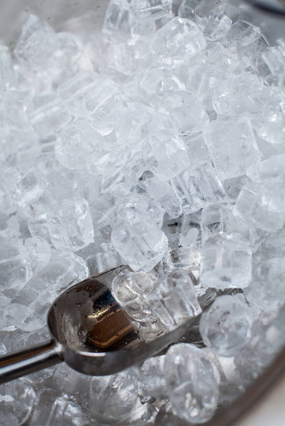 jégkockák egy vödörben. jéglapát. Jégkanalat a jégkockák háttér, Felülnézet másolási hely és szöveg. - Fotó, kép