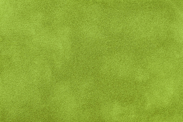 Fondo mate verde oscuro de tela de gamuza, primer plano. Textura de terciopelo de textil olivo sin costura, macro. Estructura de fondo de lona de fieltro caqui. - Foto, imagen