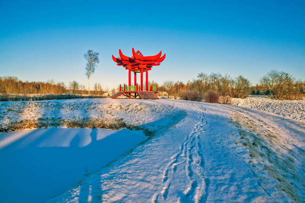 Architektura azjatycka w śnieżnej scenerii, Andrianovo, Rosja - Zdjęcie, obraz
