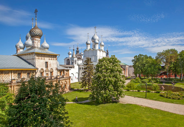 The Gate Church of the Resurrection of Christ and the Assumption Cathedral, the Church of Hodegetria in the Rostov Kremlin. Rostov the Great. Yaroslavskaya oblast. Gold ring of Russia. Russia.Date of shooting May 29, 2018 - Φωτογραφία, εικόνα