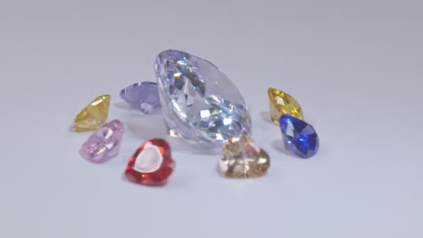 Gyémánt egy enklávé színes szív alakú gyémánt fordul körül fehér hátterben.Ékszerek szív alakú szép ajándék Valentin nap - Felvétel, videó