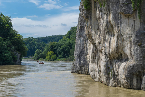 Rejs statkiem po Dunaju "Weltenburg - Kelheim" (Niemcy). piękna, malownicza przyroda, ciekawe legendy. wiele pięknych skał o dziwnych nazwach. zielona woda Dunaju o szybkim przepływie - Zdjęcie, obraz