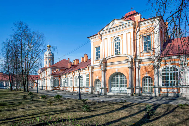 Noord (Prosphora) gebouw en Noord-West toren (sacristie). Alexander Nevsky Lavra. Sint-Petersburg. Rusland. Datum van opname 7 april 2019 - Foto, afbeelding