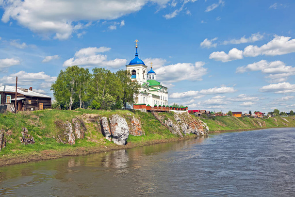 vue sur la rivière avec église et maisons de village, Aramashevo, Russie - Photo, image