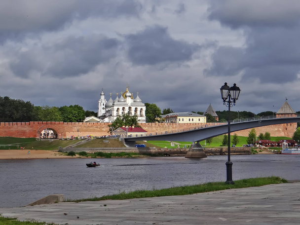 Vista del Kremlin de Novgorod, el río Volkhov y el puente del Kremlin. Velikiy Novgorod. Russia.Fecha de rodaje 10 / 08 / 2013 - Foto, imagen