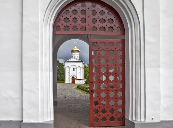 Ansicht der Verklärungskirche vom Bogen des Haupteingangs aus. Spaso-Euphrosyne-Kloster. polotsk. weiß.Datum der Dreharbeiten 8. Juli 2018 - Foto, Bild