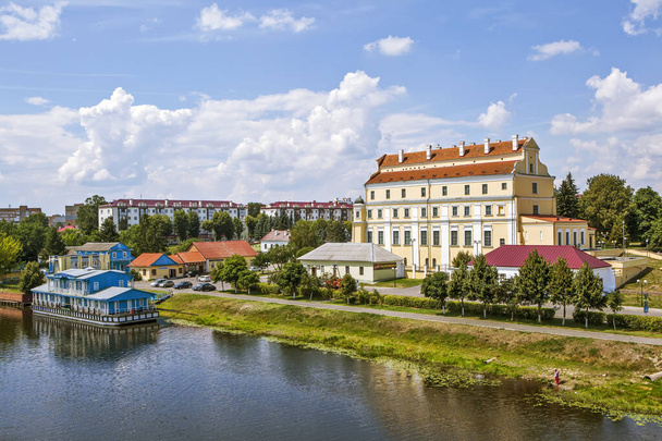 Sur la rive de Pina. Vue sur le collège jésuite et la gare fluviale. Pinsk. Bélarus - Photo, image