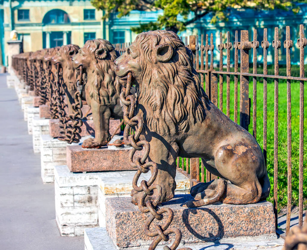 Λιοντάρια στο φράχτη του Ντάτσα των Κουσέλεβς - Μπεζμποροντκο. Αγία Πετρούπολη. Ρωσία. Ημερομηνία γυρισμάτων 13 Σεπτεμβρίου 2013 - Φωτογραφία, εικόνα