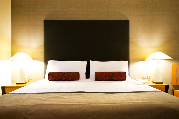 Cama de casal no quarto do hotel
 - Foto, Imagem