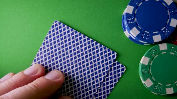 Szerencsejátékosok ujjai mutatják ász és király a szív - Felvétel, videó