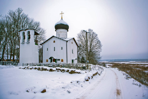 église d'elijah le prophète. Le cimetière vybuty. région de Pskov. La Russie. date de tournage 23 décembre 2018 - Photo, image