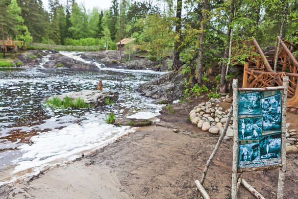Poblíž vodopádu Akhvenkoski na řece Tohmayoki (vodopády Ruskeala) byl natočen film "The Dawns Here Are Quiet". Republika Karelia. Datum natočení 13. června 2017 - Fotografie, Obrázek