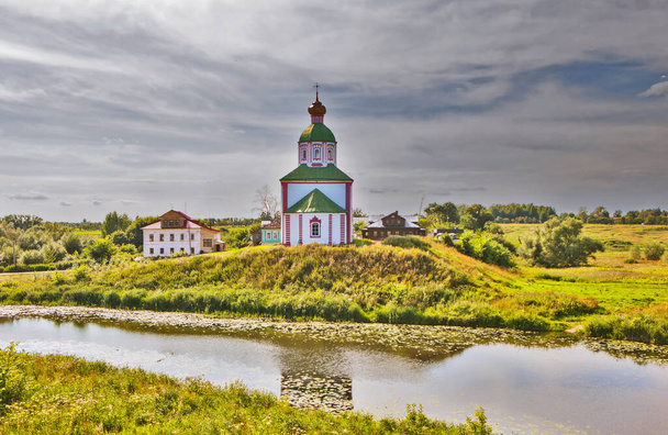 paysage avec la rivière kamenka et l'église d'elijah le prophète. suzdal. bague dorée. La Russie. date prise le 2 août 2017 - Photo, image