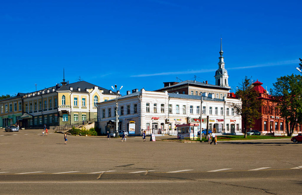 Panorama de la plaza de la ciudad. Kineshma. Región de Ivanovo. Rusia. Fecha tomada el 2 de agosto de 2017 - Foto, imagen