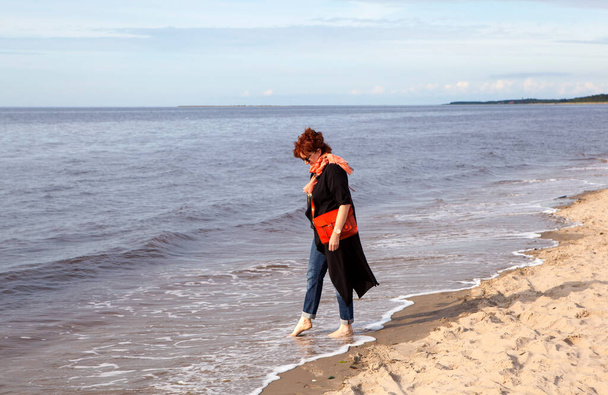 A woman on the shore of the White Sea. The island of Yagry. Severodvinsk. Arhangelsk region. Russia. - Fotoğraf, Görsel