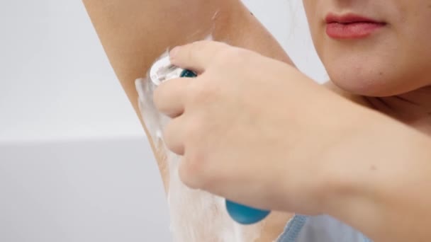 Closeup of yougn woman with growing hair on armpits using razor to remove hair - Footage, Video