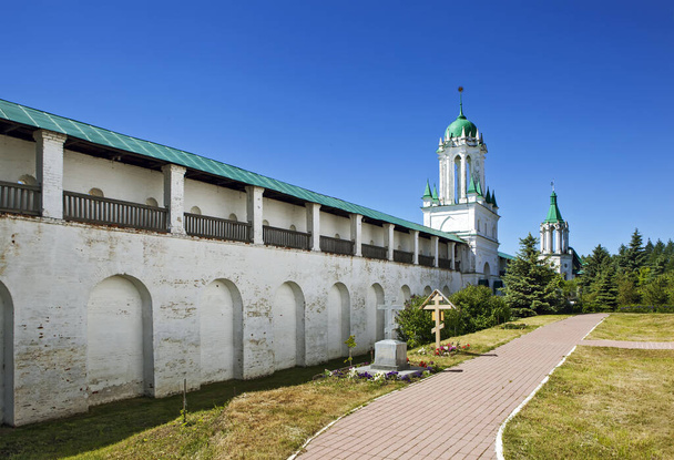 zeď kláštera se zvonicemi v jasném slunečním světle - Fotografie, Obrázek