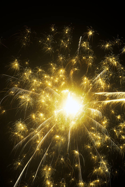 Vuurwerk op 4 juli. Prachtig vuurwerk, close-up. Vuurwerk op kerstavond - Foto, afbeelding