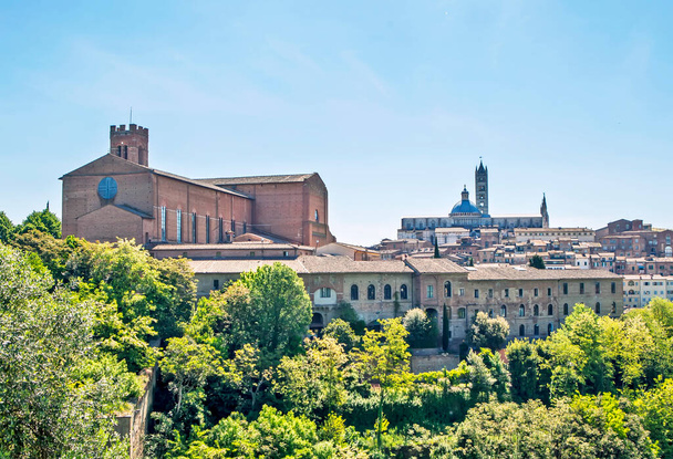 Сиена, Италия. Исторический центр и живописные окрестности города. Дата съемки 6 мая 2014 года - Фото, изображение