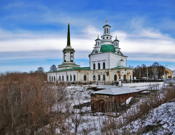 Kutsal Üçlemeci Katedrali. Alapaevsk 'te. Sverdlovsk bölgesi. Çekim tarihi: 10 Nisan 2013 - Fotoğraf, Görsel