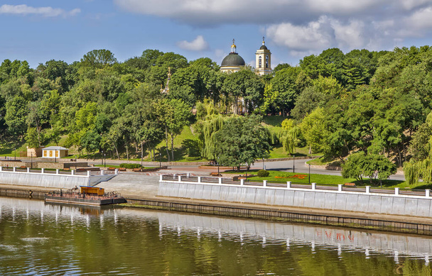 Uitzicht op het park en de kathedraal van de heiligen Peter en Paul vanaf de brug over de rivier de Sozh. Gomel. Wit-Rusland Datum van filmen 10 juli 2018 - Foto, afbeelding